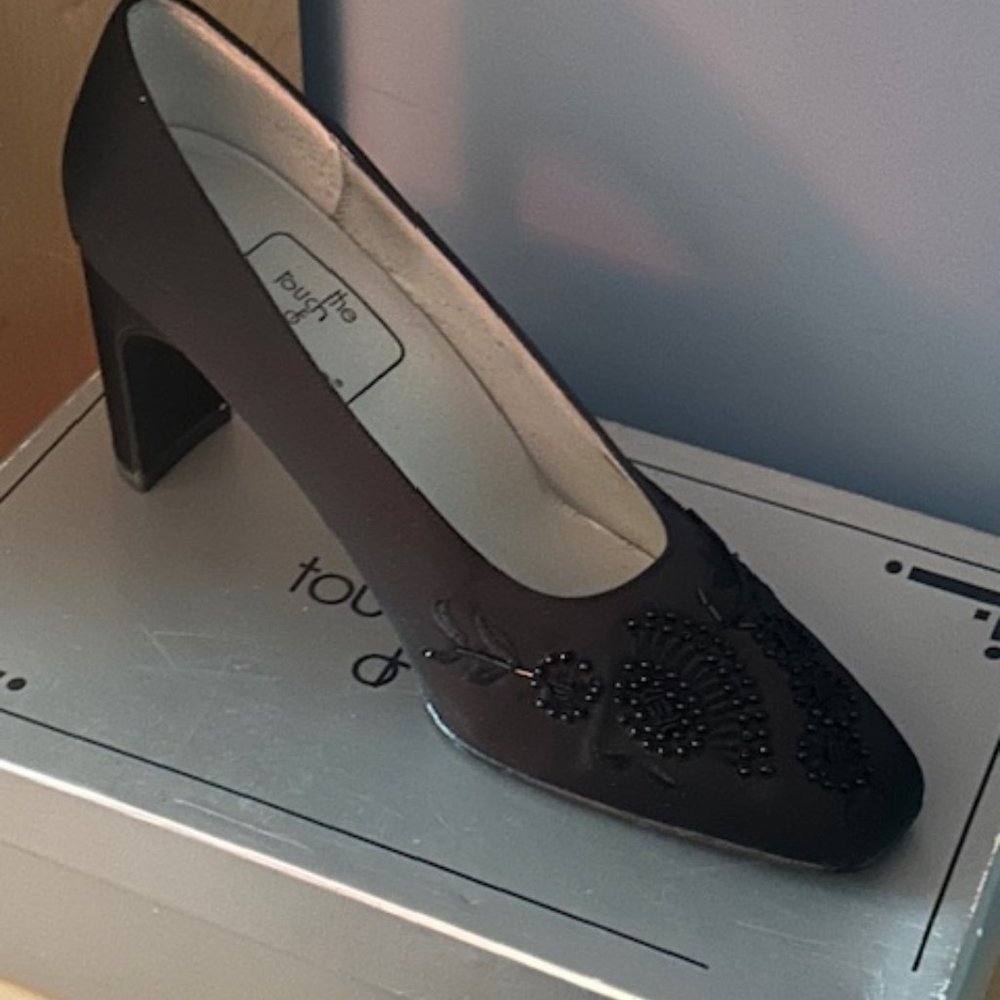 The Touch of Nina Maritza Black Lux Satin Heels 8 1/2M